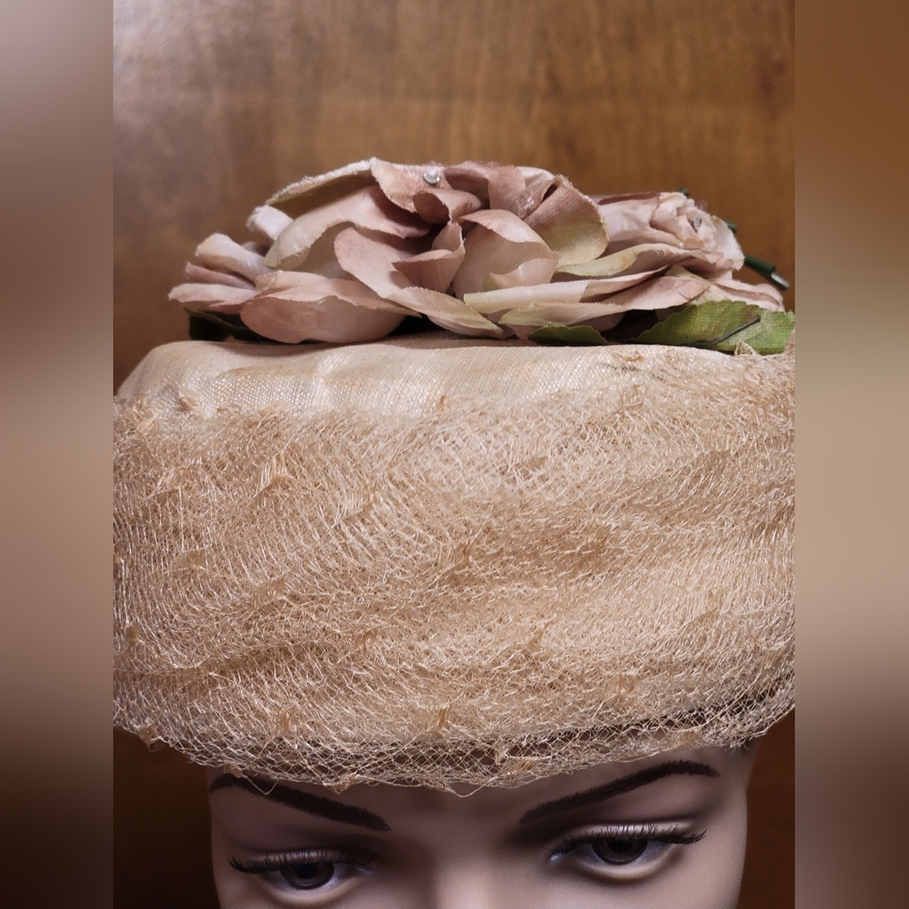 Vintage Beautiful Pill Box Floral Hat w/ Lace Netting